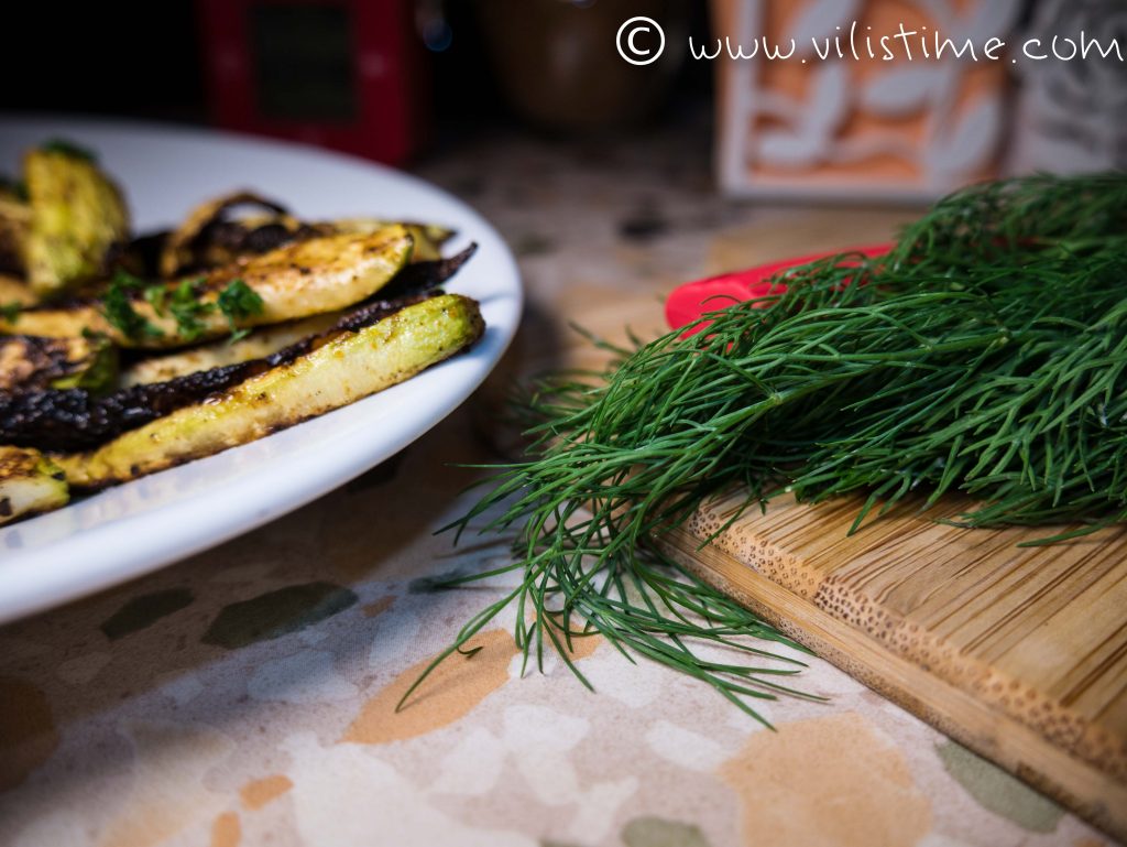 Roasted zucchini sticks and homemade dip