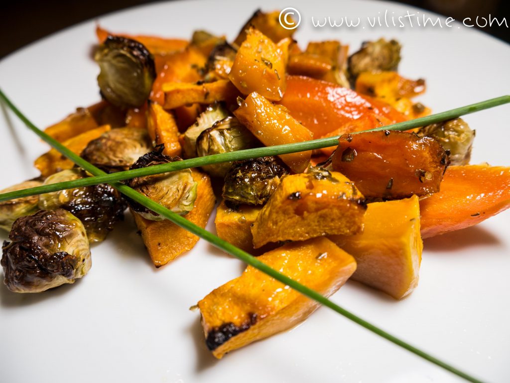 Тиква, брюкселско зеле и моркови с меден сос на фурна