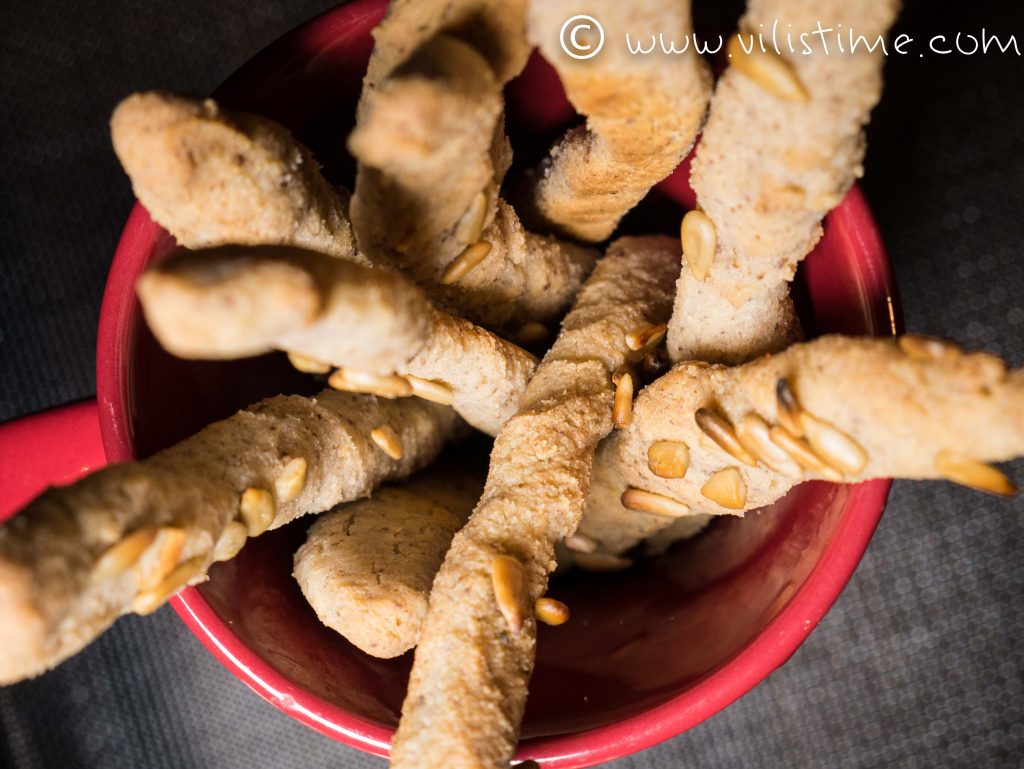 Homemade hummus with crispy rice sticks