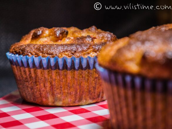Мъфини с бадемово брашно, ягоди и фурми