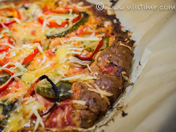 Вегетарианска пица от лимец с гъби и краставички