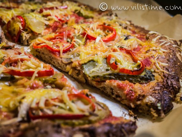 Вегетарианска пица от лимец с гъби и краставички