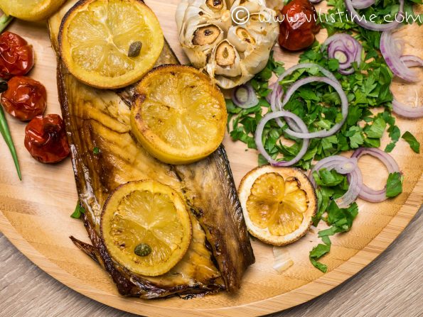 Скумрия на фурна с чери домати и чесън