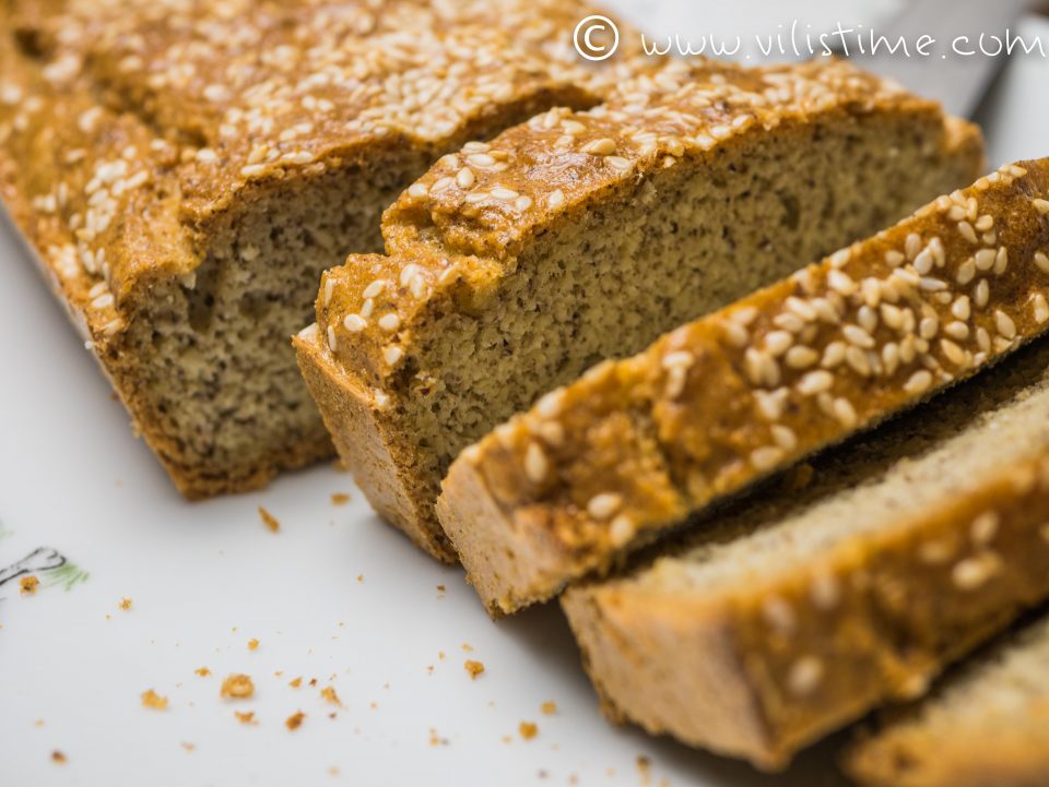 Нисковъглехидратен хляб от бадемово и ленено брашно с чубрица