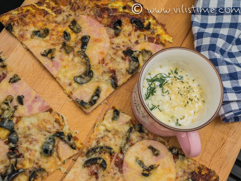 Пица от тиквички без брашно с шунка и маслини