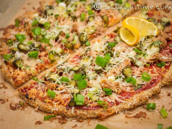 Пица без брашно с риба тон и кисели краставички